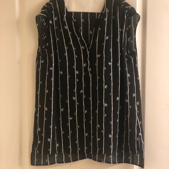 Black and white stripe sleeveless! - Picture 1 of 1